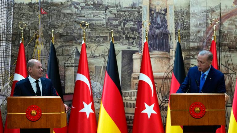 Türkei, Istanbul: Bundeskanzler Olaf Scholz (l) und Recep Tayyip Erdogan, Präsident der Türkei, geben nach ihrem Treffen eine Pressekonferenz