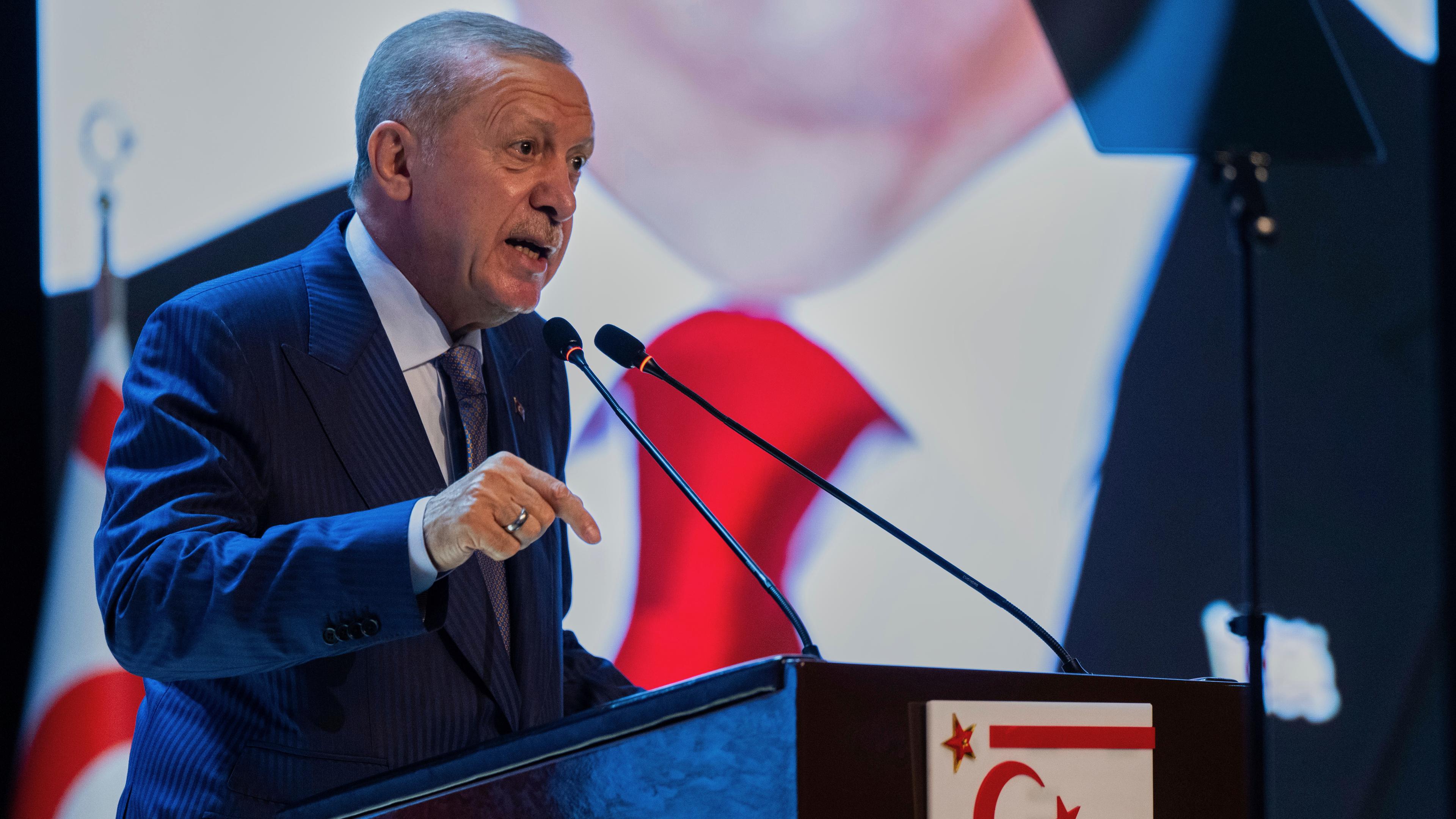 Der türkische Präsident Recep Tayyip Erdogan spricht am 51. Jahrestag der Invasion Zyperns in in Nikosia.