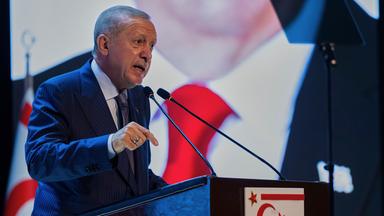 Der türkische Präsident Recep Tayyip Erdogan spricht am 51. Jahrestag der Invasion Zyperns in in Nikosia.