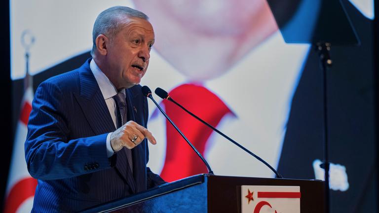 Der türkische Präsident Recep Tayyip Erdogan spricht am 51. Jahrestag der Invasion Zyperns in in Nikosia.
