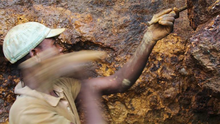 Ein Minenarbeiter im Kongo