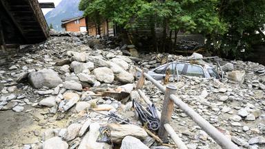 Die Trümmer eines Erdrutsches, der durch Unwetter verursacht wurde, welches auch zu Überschwemmungen führten.