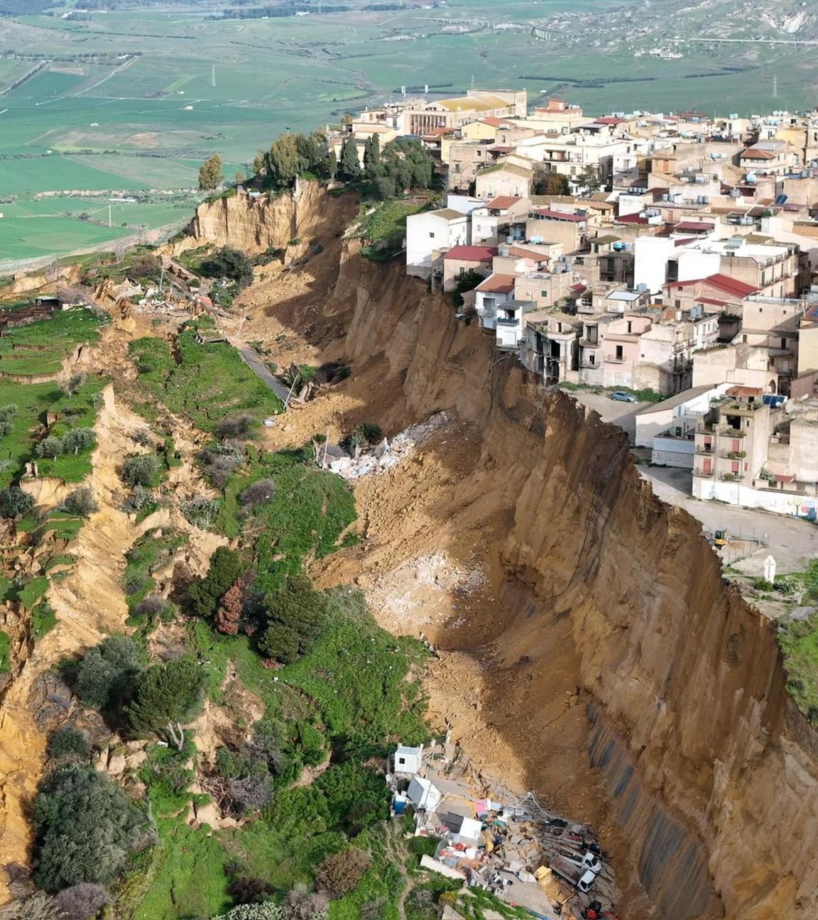 Die Abbruchkante des Erdrutsches in Niscemi, Sizilien aus der Vogelperspektive.