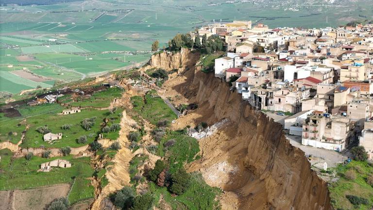 Die Abbruchkante des Erdrutsches in Niscemi, Sizilien aus der Vogelperspektive.