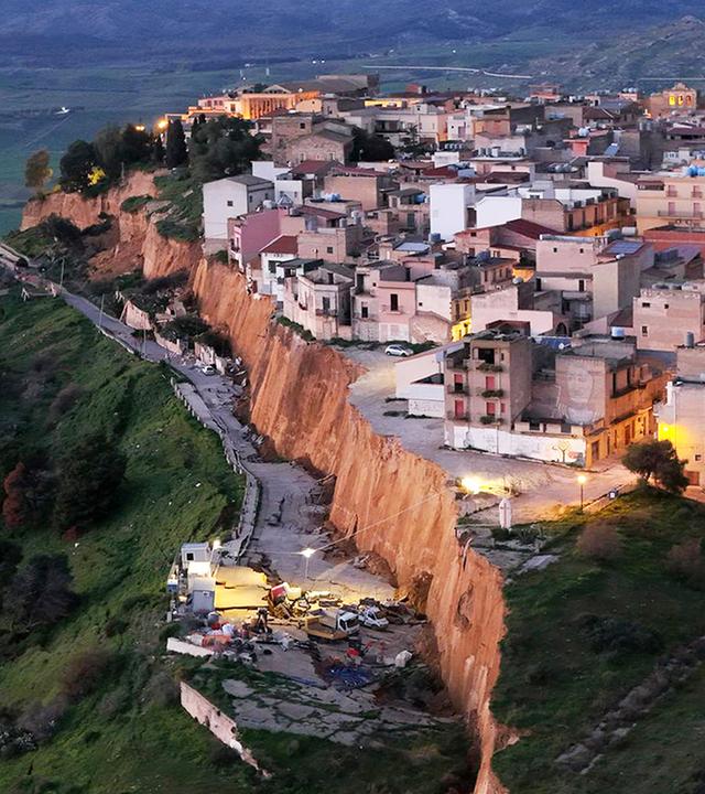 Italien, Niscemi: Luftaufnahmen von einem Erdrutsch, der das Dorf Niscemi in der Provinz Caltanissetta heimgesucht hat.