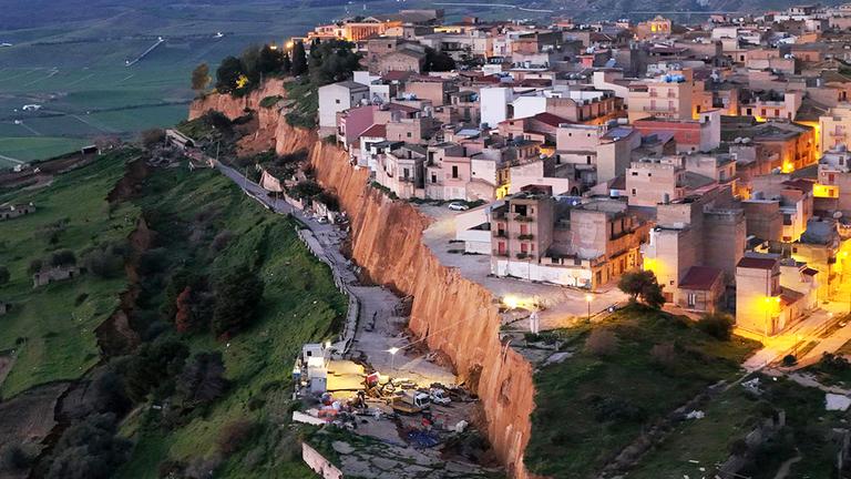 Italien, Niscemi: Luftaufnahmen von einem Erdrutsch, der das Dorf Niscemi in der Provinz Caltanissetta heimgesucht hat.