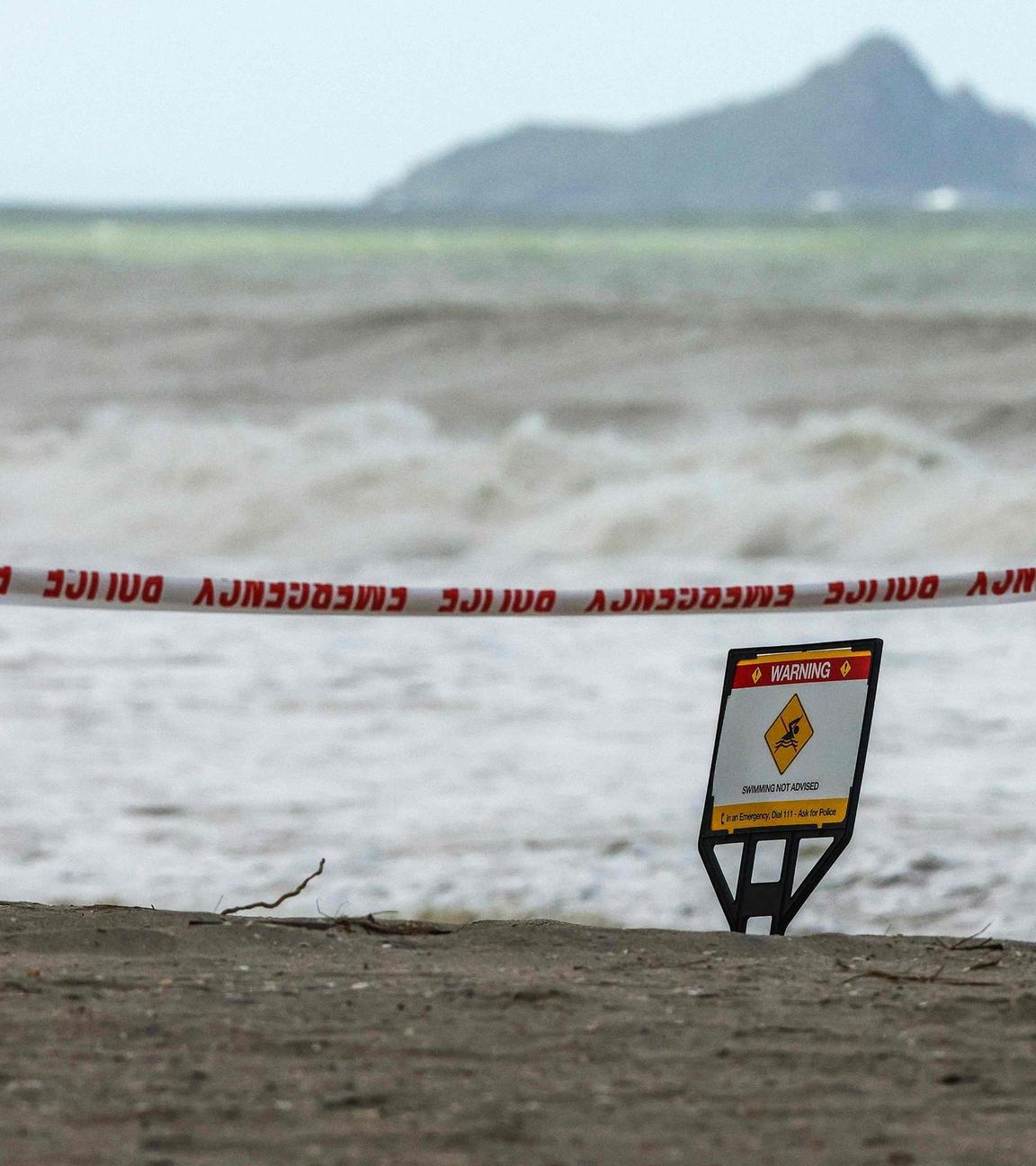 Ein Schild warnt Schwimmer davor, ins Wasser zu gehen.