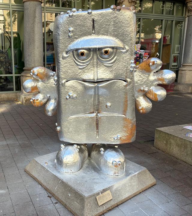 Das Bild zeigt die Figur von Bernd das Brot, die vor dem Erfurter Rathaus steht und mit silberner Farbe eingesprüht wurde.