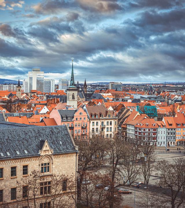 Panoramablick auf den historischen Hauptplatz in Erfurt