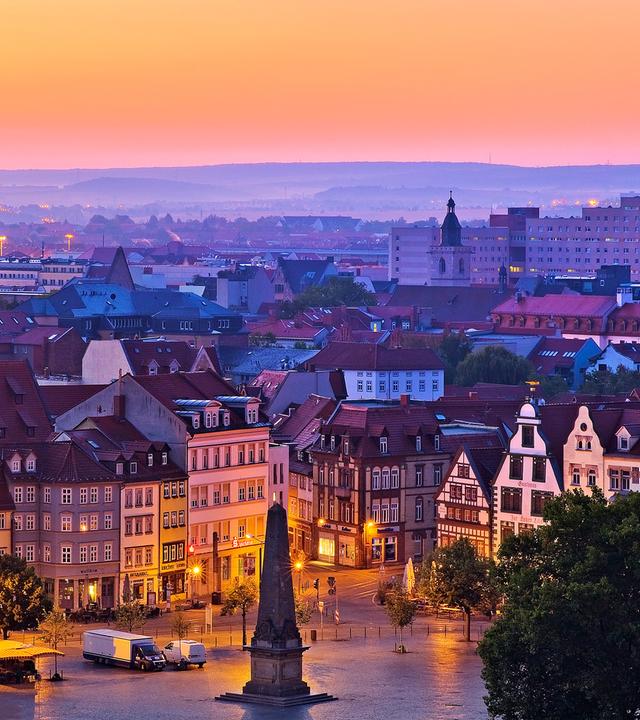 Stadtansicht mit Domplatz und Erthal Obelisk in Erfurt (Thüringen), in der Morgendämmerung