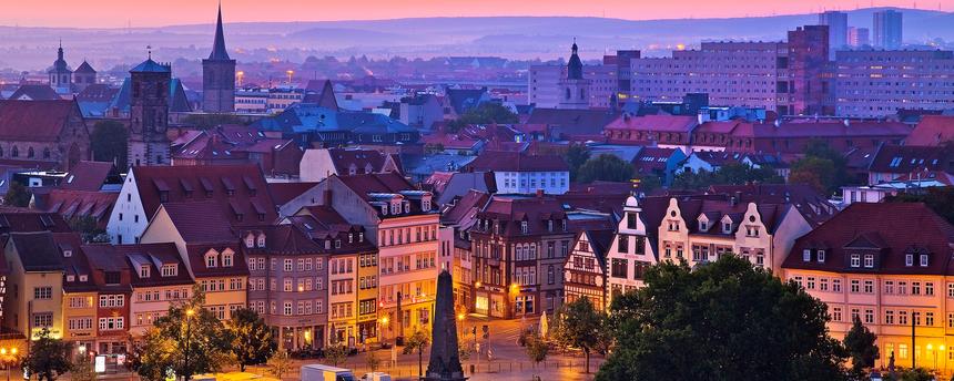 Stadtansicht mit Domplatz und Erthal Obelisk in Erfurt (Thüringen), in der Morgendämmerung