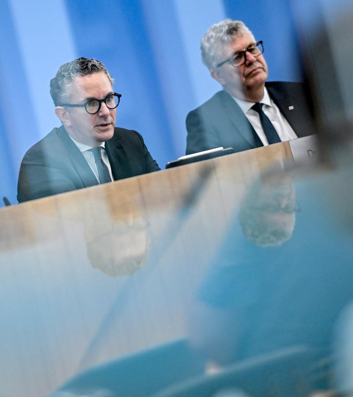 05.09.2025, Berlin: Thorsten Rudolph (l), haushaltspolitischer Sprecher der SPD-Bundestagsfraktion und Christian Haase, haushaltspolitischer Sprecher der CDU/CSU-Bundestagsfraktion, sprechen bei einer Pressekonferenz zu den Ergebnissen der Bereinigungssitzung des Haushaltsausschusses zum Bundeshaushalt 2025 und spiegeln sich in einer Glasscheibe.