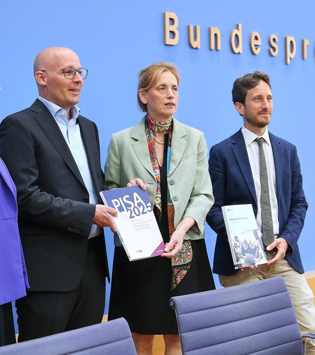 L-R , Anna Stolz, Samuel Greiff, Bundesministerin für Bildung, Familie, Senioren, Frauen und Jugend Karin Prien (CDU), Francesco Avvisati