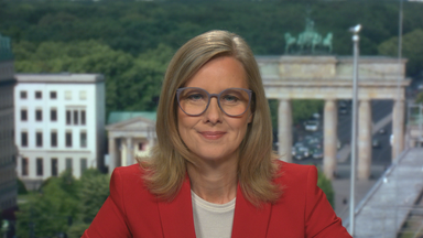 ZDF-Hauptstadtkorrespondentin Nicole Diekmann zugeschaltet aus Berlin vor dem Brandenburger Tor