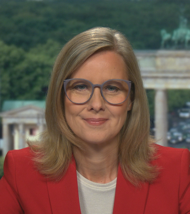 ZDF-Hauptstadtkorrespondentin Nicole Diekmann zugeschaltet aus Berlin vor dem Brandenburger Tor