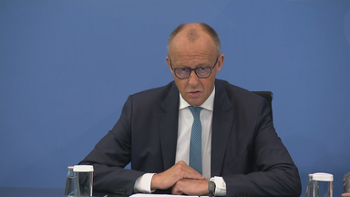 Bundeskanzler Friedrich Merz vor dem Mikofron auf der Pressekonferenz der Rentenkommission
