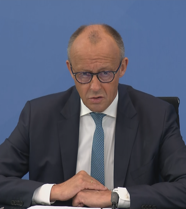Bundeskanzler Friedrich Merz vor dem Mikofron auf der Pressekonferenz der Rentenkommission