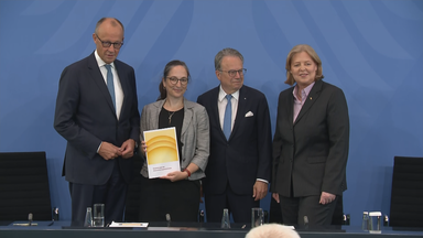 Merz und Bas halten zusammen mit Sprechern der Rentenkommission ihr Entwürfe zur Rente