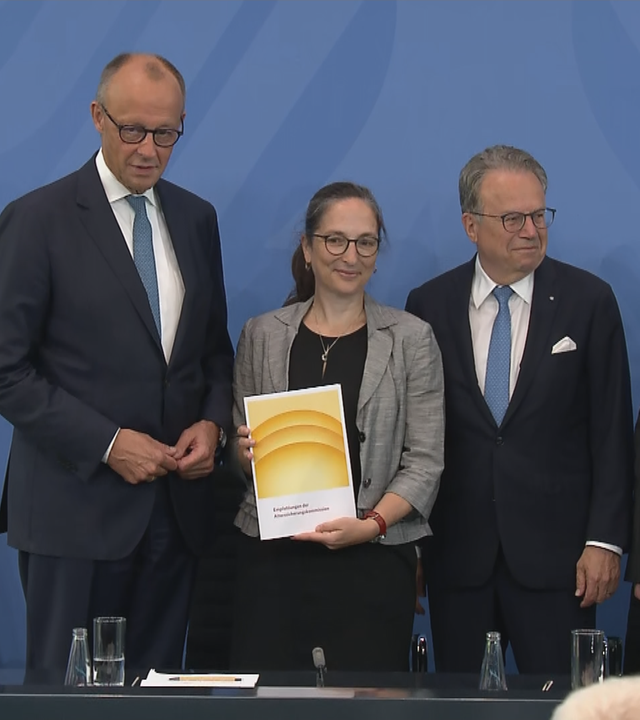Merz und Bas halten zusammen mit Sprechern der Rentenkommission ihr Entwürfe zur Rente