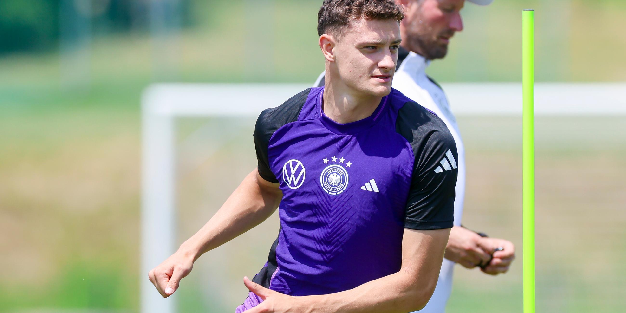 Fußballer Eric Martel am 19.06.2025 während eines Trainings der UEFA European U-21 Meisterschaft 2025 gegen den SC Slovan Modra in Modra, Slowakei.