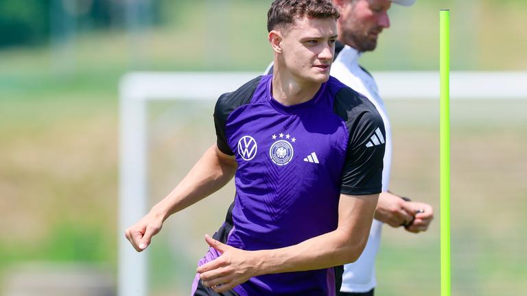 Fußballer Eric Martel am 19.06.2025 während eines Trainings der UEFA European U-21 Meisterschaft 2025 gegen den SC Slovan Modra in Modra, Slowakei.