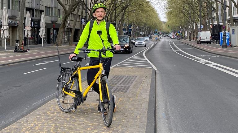 Eric Mayer mit Fahrrad
