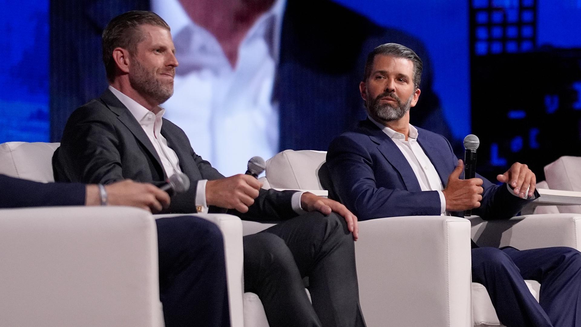 Die Brüder Eric Trump und Donald Trump Jr. auf der Bitcoin 2025 in Las Vegas