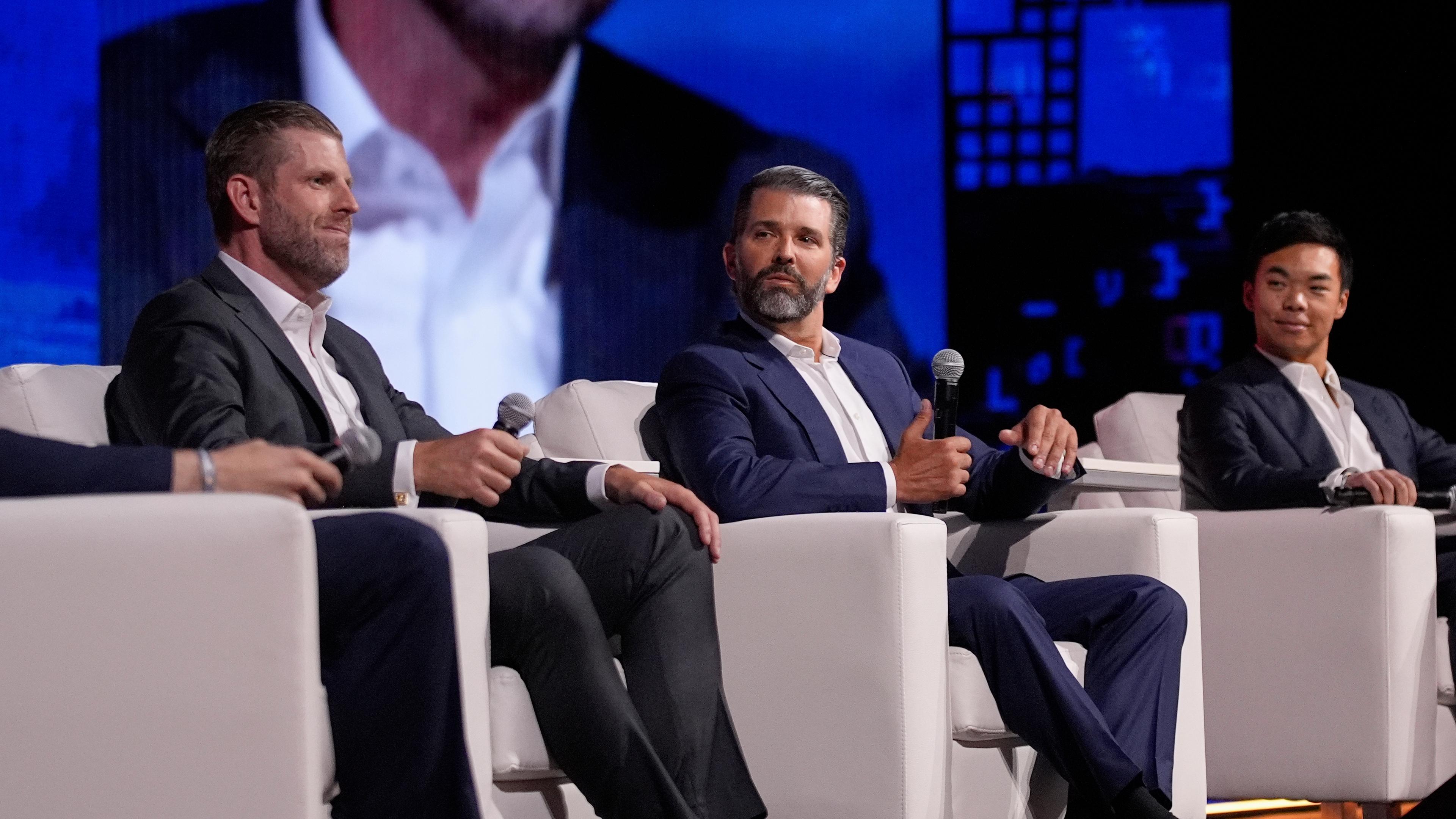 Die Brüder Eric Trump und Donald Trump Jr. auf der Bitcoin 2025 in Las Vegas