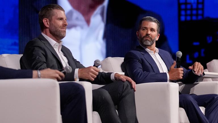 Die Brüder Eric Trump und Donald Trump Jr. auf der Bitcoin 2025 in Las Vegas
