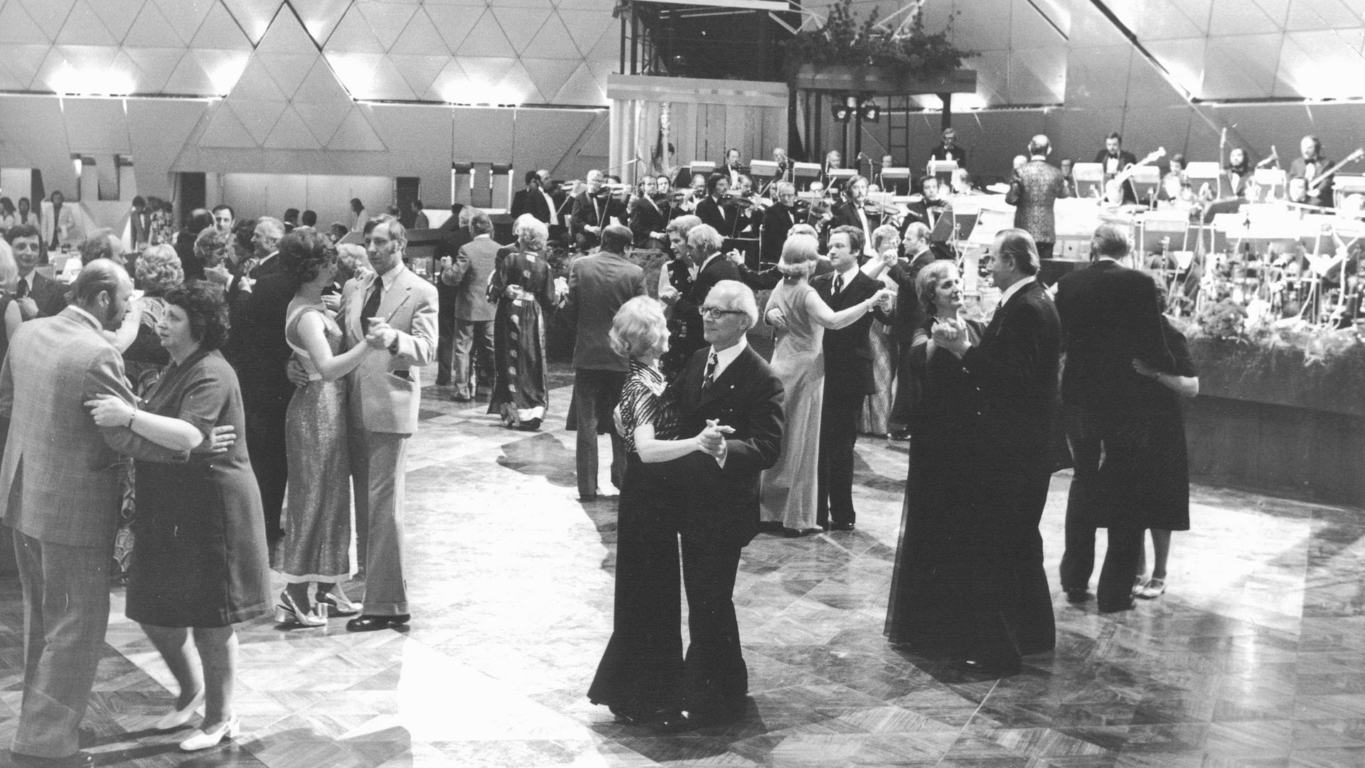 Archiv: Erich und Margot Honecker tanzen zur Eröffnung des Palastes der Republik, am 23.04.1976