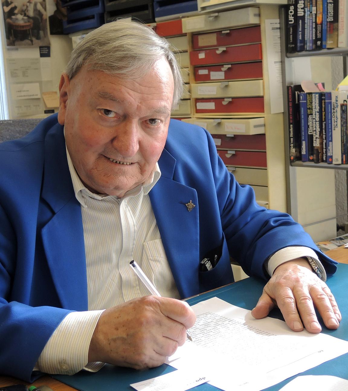 Der Schweizer Bestseller-Autor Erich von Däniken in seiner Schreib- und Forschungswerkstatt am 05.03.2015 in Interlaken