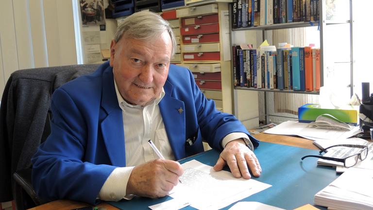 Der Schweizer Bestseller-Autor Erich von Däniken in seiner Schreib- und Forschungswerkstatt am 05.03.2015 in Interlaken