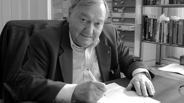 Der Schweizer Autor Erich von Däniken sitzt an seinem Schreibtisch.