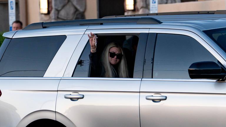 Erika Kirk winkt Unterstützern zu, die sich am 11. September 2025 in Phoenix versammelt haben, um den Leichenzug von Charlie Kirk zur Hansen Mortuary Chapel zu begleiten.