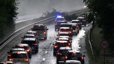 Die Polizei leitet den Verkehr auf der Bundesstraße 4 bei Erlangen-Tennenlohe an durch Unwetter umgestürzte Bäume vorbei.