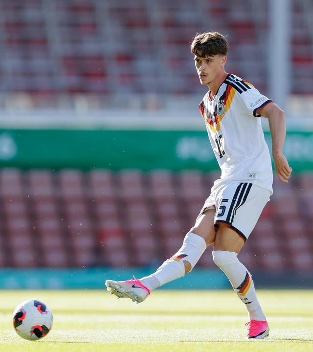 Luca Erlein spielt einen Pass
