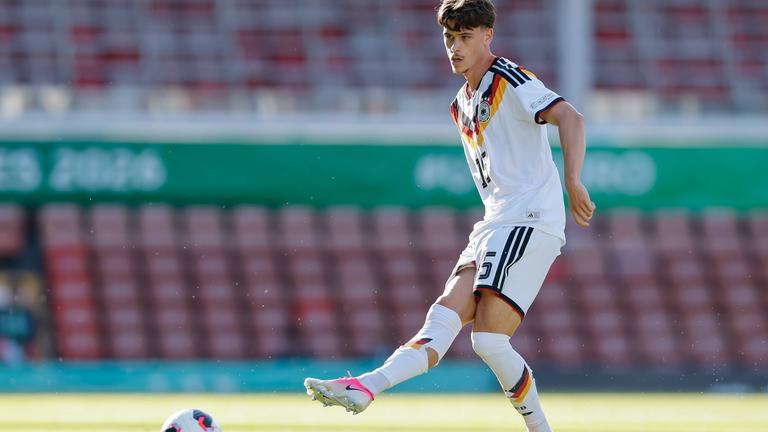 Luca Erlein spielt einen Pass
