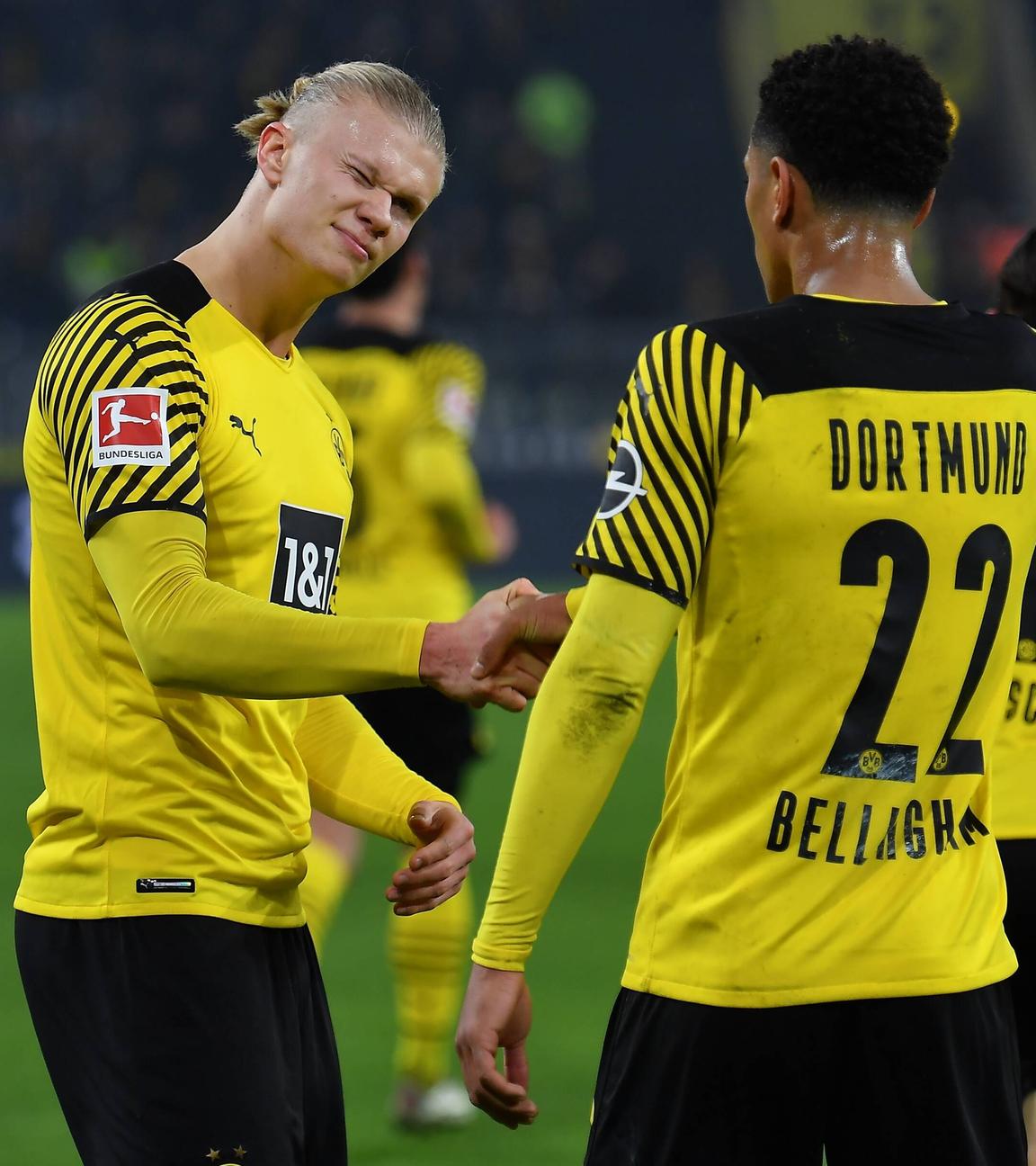 Jude Bellingham (r.) beglückwünscht Erling Haaland für ein Tor