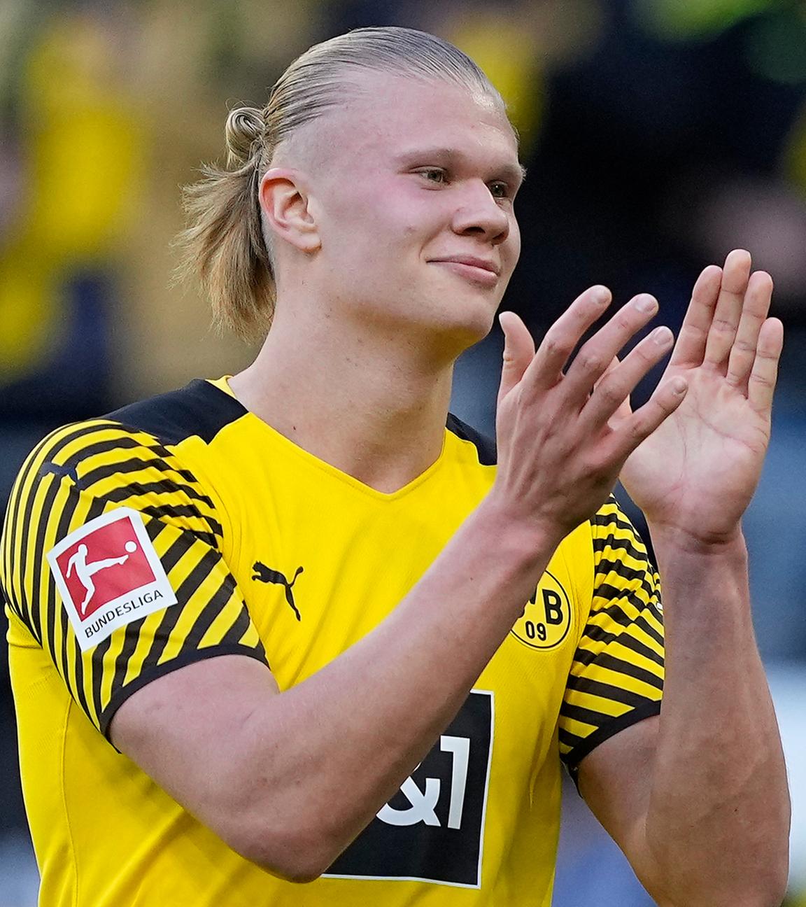Dortmunds Torschütze Erling Haaland jubelt, nachdem er beim Bundesliga-Fußballspiel zwischen Borussia Dortmund und dem VfL Wolfsburg das 5. Tor geschossen hat