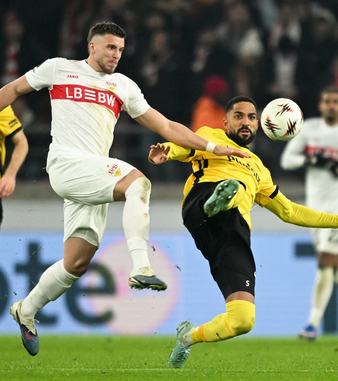 In der UEFA Europa League Partie grätscht Berns Gregory Wuethrich in den Lauf von Stuttgarts Ermedin Demirovic