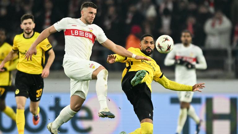 In der UEFA Europa League Partie grätscht Berns Gregory Wuethrich in den Lauf von Stuttgarts Ermedin Demirovic