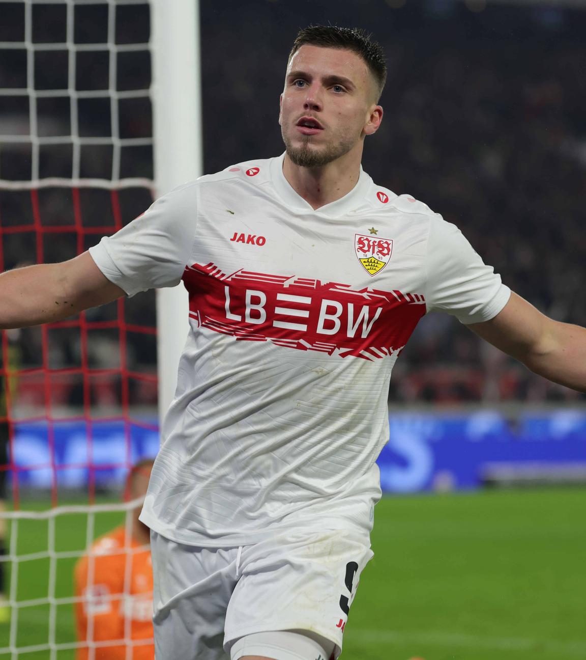 Der Stuttgarter Mittelstürmer Ermedin Demirovic jubelt nach seinem Tor zum 2:1 gegen den 1.FC Köln