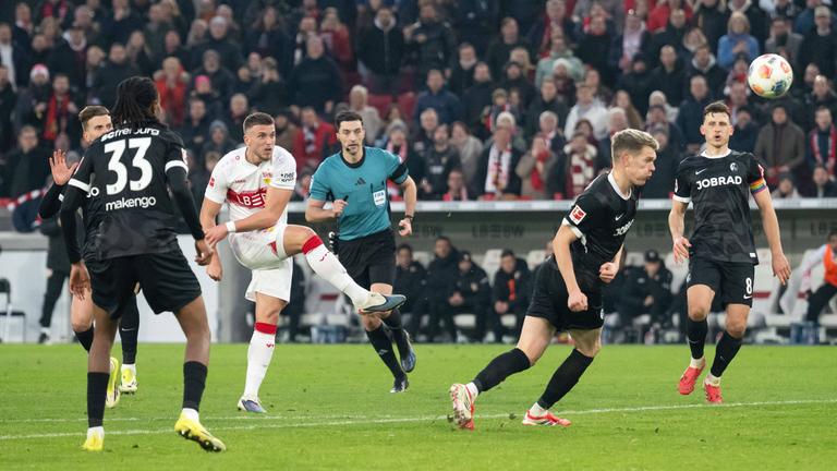 Stuttgarts Stürmer Ermedin Demirovic kann in der 90. Minute der Bundesligapartie gegen den SC Freiburg den Ball per Drop-Kick ins Tor schießen