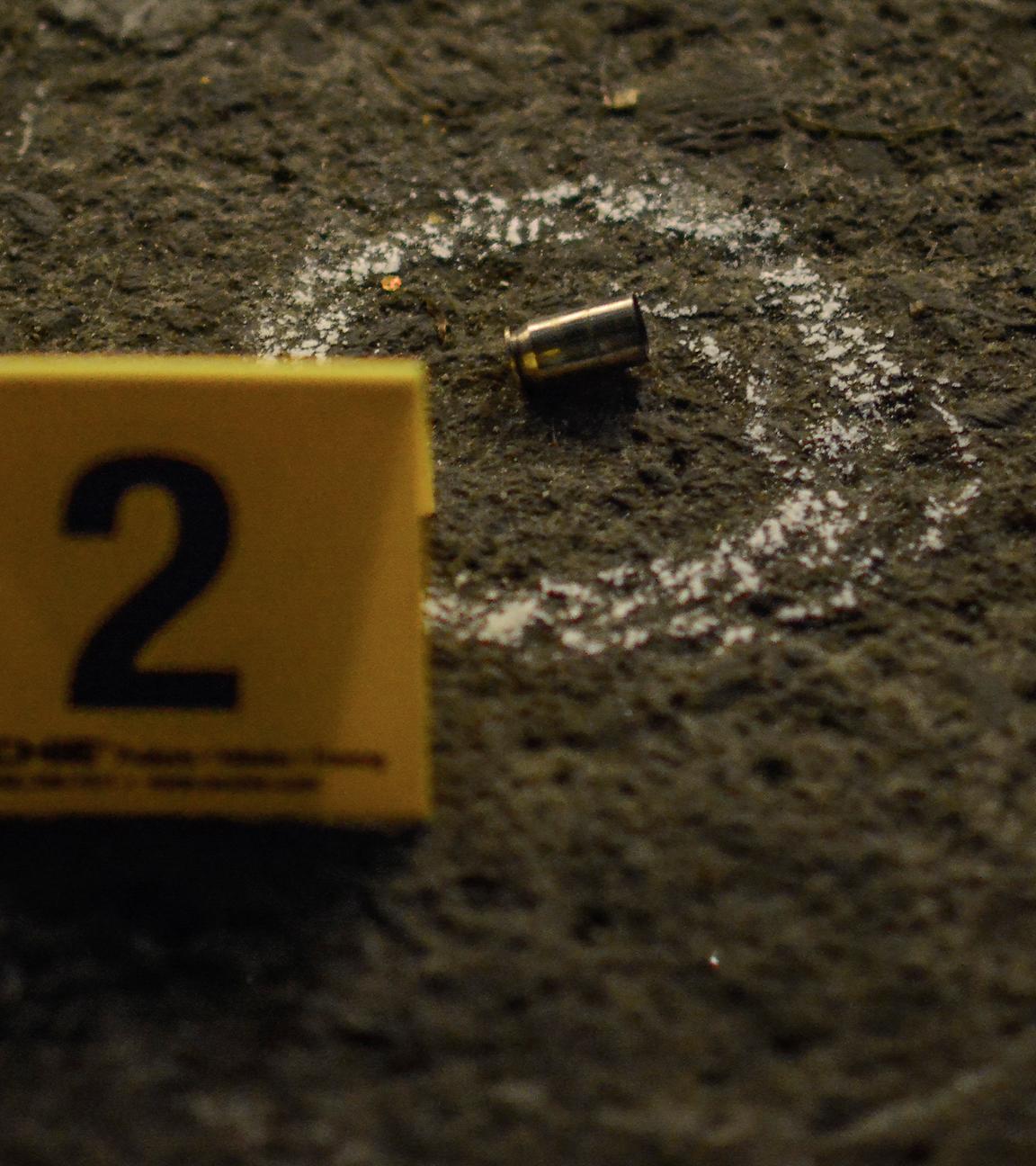 Markierte Patronenhülse an einem Tatort.