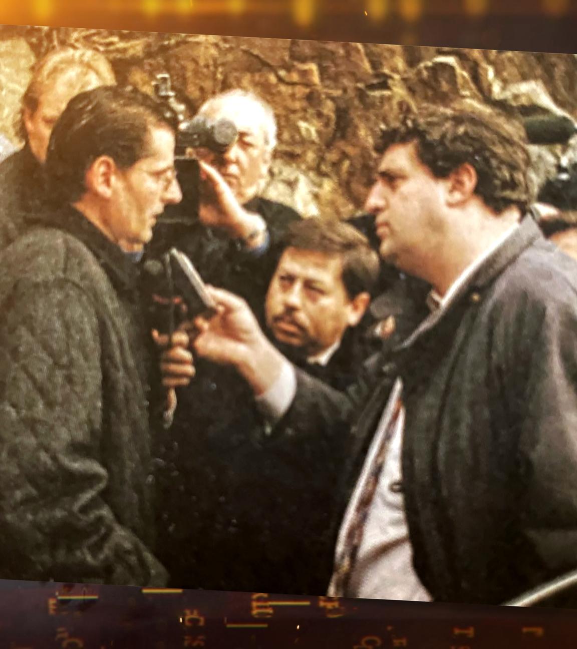 Schwarz-Weiß-Foto: Eine Glasscherbe vom Tatort trägt einen Fingerabdruck des Täters. Daneben liegt ein Maßband.