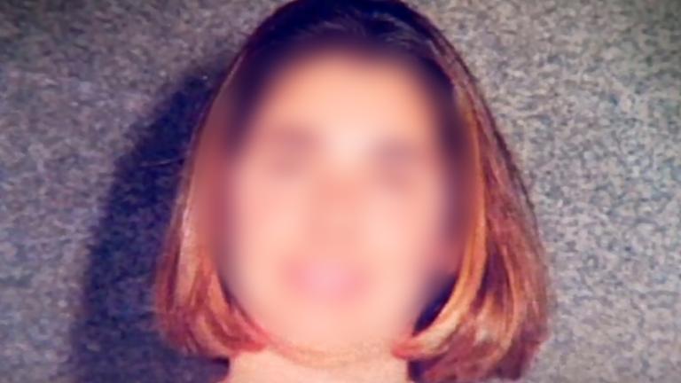 Bei einer Porträtaufnahme eienr jungen Frau mit schulterlangem rotbraunen Haar ist das Gesicht unkenntlich gemacht und nur verschwommen zu erkennen.