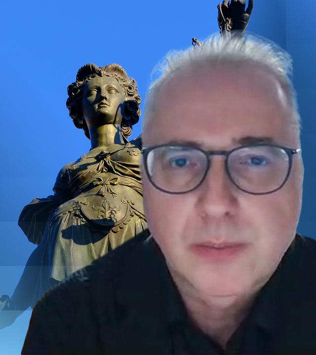 Professor Arndt Sinn als Cut-Out vor einem Bild einer Justiz-Statue mit Waage und Schwert und Augenbinde.
