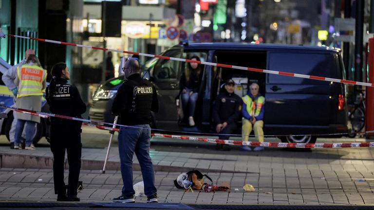 Ermittler der Polizei untersuchen Tatort nach Autounfall in Mannheim