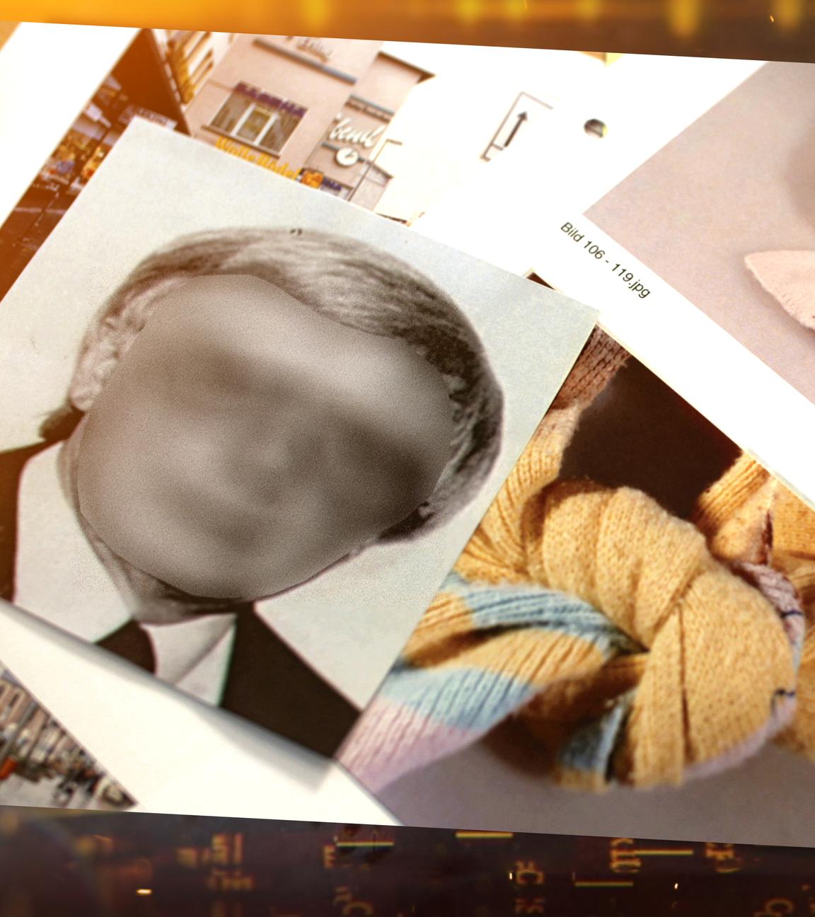 Auf dem Bild sind mehrere Originalfotos aus der Polizeiakte zu erkennen. Auf der linken Seite sieht man ein Schwarz-weiss Foto des Opfers. Das Gesicht wurde unkenntlich gemacht. Das Foto liegt auf einem Bild, das die Straße zeigt, in der sich der Mord ereignet hat. Auf der linken oberen Seite erkennt man einen gelben Schal, der zusammengeknotet wurde. An den Enden des Schals sind Blutspuren zu erkennen, die offenbar vom Opfer stammen. Auf dem Foto darunter ist der Knoten im Schal deutlich vergrößert zu sehen. An den Schalenden gibt es jeweils blaue und rosafarbene Streifen. Die Fotos des Schals liegen auf einem Bild, dass die Straße zeigt in der das Opfer gearbeitet hat. Von dem Bild erkennt man allerdings nur den rechten Rand. Ein Mehrfamilienhaus mit einem Ladengeschäft ist darauf zu erkennen.  