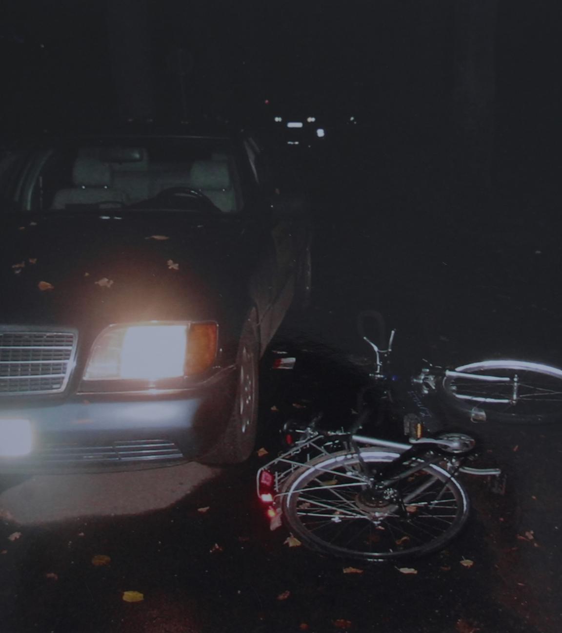 Auf einer einsamen Straße findet ein Pärchen nachts ein Taxi ohne Insassen. Mysteriös: Daneben liegt ein Fahrrad. Was zunächst nach einem Unfall aussieht, stellt sich bald als Verbrechen heraus.